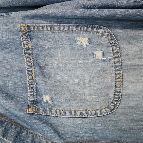 🌿 Cloth & Stone Blue Chambray Distressed High-Low Button Down, Size S ~ EUC - Picture 3 of 8